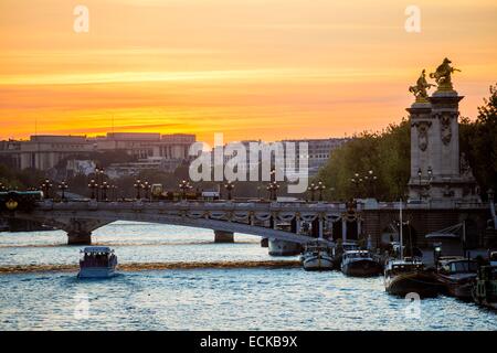 Francia, Parigi, zona elencata come patrimonio mondiale dall UNESCO, il ponte Alexandre III oltre la Senna Foto Stock