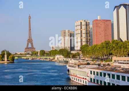 Francia, Parigi, Senna, gli edifici del Front de Seine e la Torre Eiffel Foto Stock