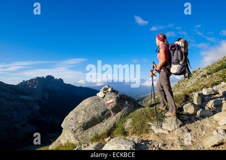 Francia, Corse du Sud, escursionismo sulla GR 20, tra Asinau rifugio e la Bassetta ovile, Aiguilles de Bavella in background Foto Stock