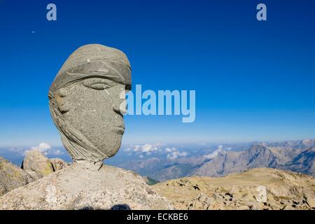 Francia, Haute-Corse, escursionismo sulla GR 20, variante della gamba tra prati e rifugio e Capannelle rifugio attraverso Monte Renoso (o il Monte Rinosu o Renosu), testa di moro, emblema della Corsica, sulla sommità del Monte Renoso (alt: 2352m) Foto Stock