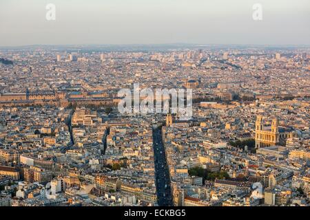 Francia, Parigi, vista generale con la chiesa di Saint Sulpice in primo piano Foto Stock