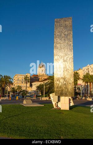 Francia, Var, Saint Raphael, scultura la grande onda di Jean Laugier dire Beppo sulla spianata Jean louis Delayen, sullo sfondo la Basilica di Notre Dame di Victoire Foto Stock