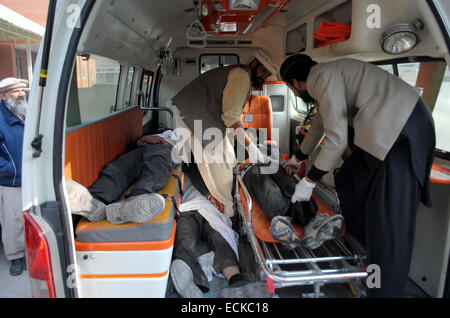 A Peshawar, Pakistan. Xvi Dec, 2014. Vittime di militanti hanno attaccato un esercito scuola pubblica situata sulla strada Warsak, che viene spostato per il trattamento a livello locale ospedale a Peshawar. Più di un centinaio di persone per la maggior parte degli studenti sono stati uccisi e decine di altri feriti quando i militanti hanno attaccato un esercito scuola pubblica situata sulla strada Warsak nella città di Peshawar. Cinque o sei militanti che indossano uniformi militari è entrato l'esercito scuola pubblica nella città di Peshawar. Credito: Asianet-Pakistan/Alamy Live News Foto Stock