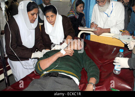 A Peshawar, Pakistan. Xvi Dec, 2014. Vittime di militanti hanno attaccato un esercito scuola pubblica situata sulla strada Warsak, trattata a livello locale ospedale a Peshawar. Più di un centinaio di persone per la maggior parte degli studenti sono stati uccisi e decine di altri feriti quando i militanti hanno attaccato un esercito scuola pubblica situata sulla strada Warsak nella città di Peshawar. Cinque o sei militanti che indossano uniformi militari è entrato l'esercito scuola pubblica nella città di Peshawar. Le truppe hanno isolato la zona e (sono) per cercare i militanti. Credito: Asianet-Pakistan/Alamy Live News Foto Stock