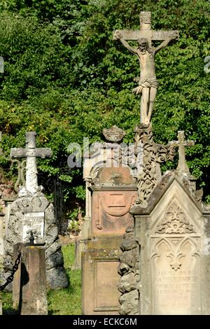 Francia, Bas Rhin, Ville, borghese del vecchio cimitero fortificato, dietro la chiesa tomba datata del XIX secolo Foto Stock