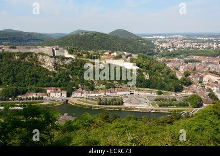 Francia, Doubs, Besancon, da Fort Bregille, Doubs river, il cidadelle, galleria stradale, Saint Jean cattedrale, Chaudanne hill Foto Stock