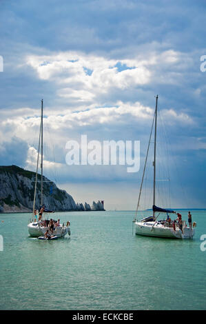 Vista verticale di yacht ancorati vicino agli aghi nell'Isola di Wight. Foto Stock