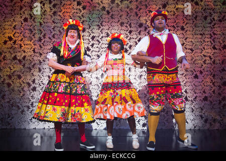 L-R: Michael Bertenshaw, Helen Aluko e Minal Patel. Londra, Inghilterra. Photocall per il Natale panto 'Beauty & la Bestia' al Theatre Royal Stratford East. La pantomima corre dal 29 novembre 2014 al 17 gennaio 2015. Con Helen Aluko come Belle e Vlach Ashton come bestia. Foto Stock