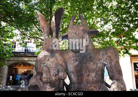 La lepre e il MINOTAURO lungo la Promenade, Cheltenham, Gloucestershire, Inghilterra, Regno Unito, Europa occidentale. Foto Stock