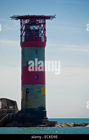 Vista verticale del faro ad aghi nell'Isola di Wight. Foto Stock