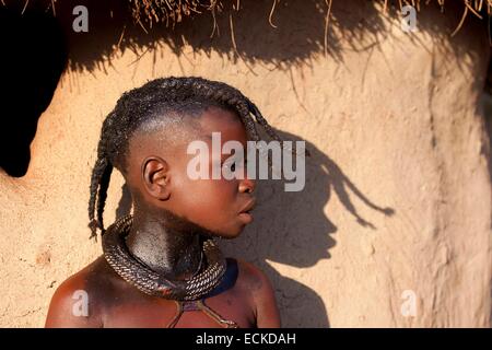 La Namibia, regione di Kunene, Kaokoland, villaggio Himba nei pressi di Kamanjab, ragazza Himba Foto Stock