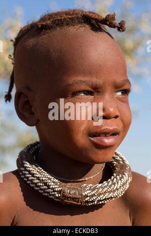 La Namibia, regione di Kunene, Kaokoland, Himba villaggio nei pressi di Opuwo, ragazza Himba Foto Stock