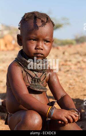 La Namibia, regione di Kunene, Kaokoland, Himba villaggio vicino Epupa, ragazza Himba Foto Stock