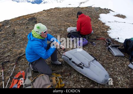 Spagna, Lleida, Val d'Aran, Pirenei catalani, Baquiera Beret Pedescaus, escursioni con le racchette da neve e discesa A tavola ad aria Foto Stock