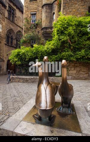 Francia, Dordogne, Sarlat la Caneda, oche piazza del mercato, scultura oche da Lalanne Foto Stock