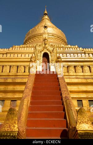 Myanmar (Birmania), Divisione Mandalay, Nyaung U, Shwezigon Pagoda, Zedi centrale e scale Foto Stock