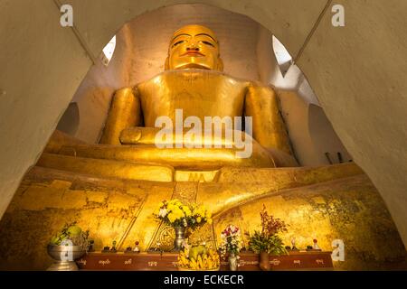 Myanmar (Birmania), Divisione Mandalay, Myinkaba, Manuha tempio, statua di Budda seduto Foto Stock