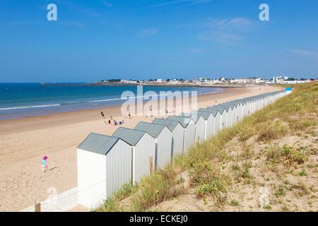 Francia, Vendee, Saint Gilles Croix de Vie, spiaggia capanne sulla spiaggia principale Foto Stock