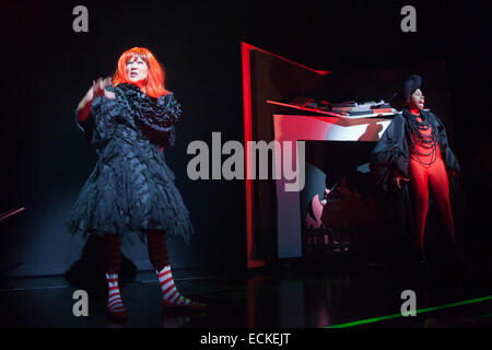 Allyson Ava-Brown come Prunella e Antonia Kemi Coker come Witchy. Photocall per il Natale panto 'Beauty & la Bestia' al Theatre Royal Stratford East. La pantomima corre dal 29 novembre 2014 al 17 gennaio 2015. Con Helen Aluko come Belle e Vlach Ashton come bestia. Foto Stock