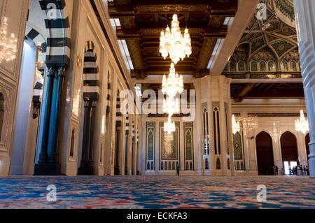 Oman, vista dall'interno della sala di preghiera in Sultan Qaboos grande moschea di Muscat Foto Stock