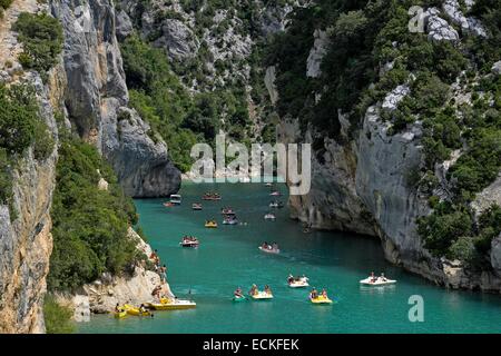 Francia, Var, Aiguines, Verdon Gorge, vacanzieri su barche a pedali nel mezzo di un canyon in blu turchesi acque Foto Stock