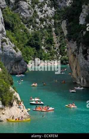 Francia, Var, Aiguines, Verdon Gorge, vacanzieri su barche a pedali nel mezzo di un canyon in blu turchesi acque Foto Stock