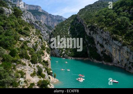 Francia, Var, Aiguines, Verdon Gorge, vacanzieri su barche a pedali nel mezzo di un canyon in blu turchesi acque Foto Stock