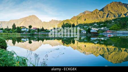 Reunion, il Parc National de la Reunion Reunion (Parco Nazionale), il Cirque de Cilaos, classificato come patrimonio mondiale dall UNESCO, Cilaos, paesaggio montuoso, la riflessione di una montagna ed il Creolo casa su un laghetto di sunrise Foto Stock