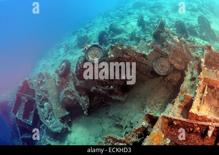 I trasportatori cingolati Bren Carrier MK-1 e camion militari Bedford. Militari veicoli corazzati con abbandonata nel Mare Rosso duri Foto Stock