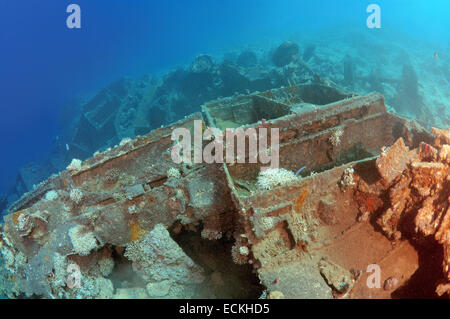 I trasportatori cingolati Bren Carrier MK-1 e camion militari Bedford. Militari veicoli corazzati con abbandonata nel Mare Rosso duri Foto Stock