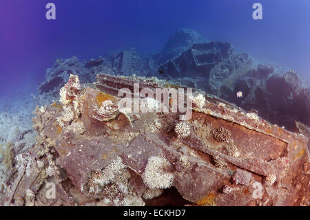 I trasportatori cingolati Bren Carrier MK-1 e camion militari Bedford. Militari veicoli corazzati con abbandonata nel Mare Rosso duri Foto Stock