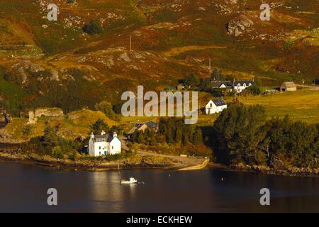 Regno Unito, Scozia, Wester Ross, Slumbay, Loch Carron, case accanto a loch in autunno Foto Stock