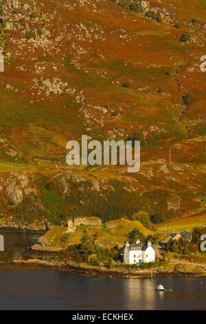 Regno Unito, Scozia, Wester Ross, Slumbay, Loch Carron, case accanto a loch in autunno Foto Stock