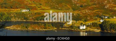 Regno Unito, Scozia, Wester Ross, Slumbay, Loch Carron, case accanto a loch in autunno Foto Stock