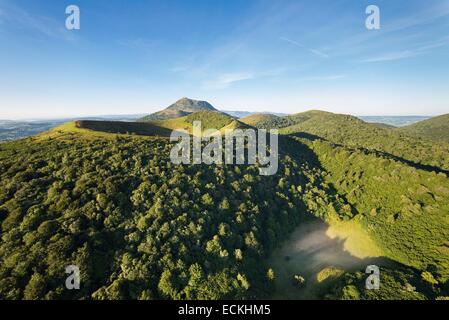 Francia, Puy de Dome, il Parco Naturale Regionale dei Vulcani della Auvergne, Chaine des Puys, Orcines, Puy Pariou vulcano, il Puy de Dome vulcano sullo sfondo (vista aerea) Foto Stock