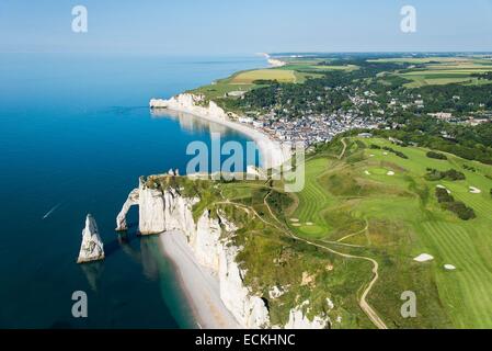 Francia, Seine Maritime, Etretat, Cote d'Abatre, Porte d'Aval cliff (vista aerea) Foto Stock