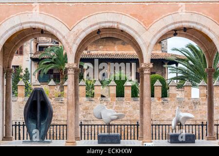 Isole Baleari Spagna, Mallorca, Palma de Mallorca, BartolomΘ Marzo Foundation fondata nel 1975 e installato nel palazzo costruito nei primi anni del XX secolo da Juan March, terrazza con opere di Francisco Barone (marmo bianco) e Henry Moore Foto Stock