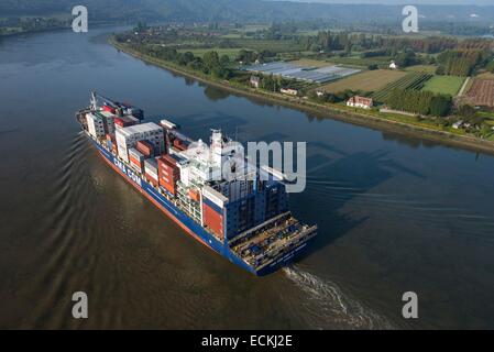 Francia, Seine Maritime, Le Mesnil sous Jumieges, container CMA CGM Fort Saint Georges sulla Senna (vista aerea) Foto Stock