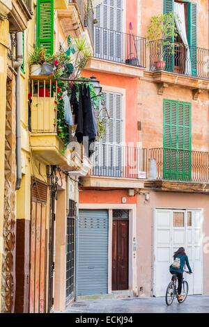 Isole Baleari Spagna, Mallorca, Palma de Mallorca, escursioni in bicicletta lungo una strada della città vecchia Foto Stock