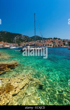 Croazia, Dalmazia, costa dalmata, isola di Hvar Hvar, barca a vela ancorata in una baia di un porticciolo turistico Foto Stock