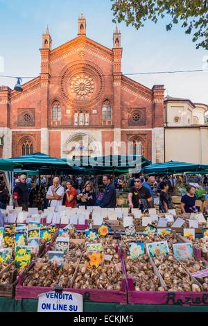 L'Italia, Lombardia, Milano, flower market place Piazza San Marco e la chiesa di San Marco Foto Stock