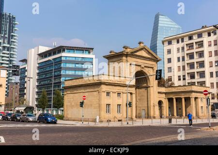 L'Italia, Lombardia, Milano, la porta napoleonica Porta Nuova sono state costruite nel 1810-1813 da un design del poeta Giuseppe Zanoia stilisticamente in stile neoclassico, con una vista del quartiere Porta Nuova con la Torre Diamante Foto Stock