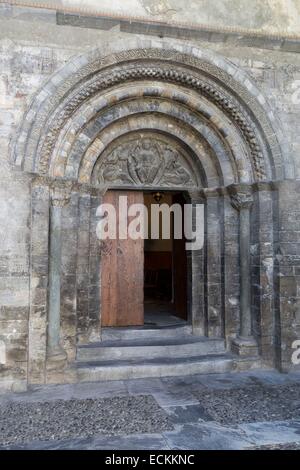 Francia, Hautes Pirenei, Luz Saint Sauveur, portale di Saint Andre chiesa fortificata del XII secolo Foto Stock