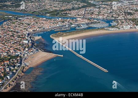 Francia, Vendee, Saint Gilles Croix de Vie, la città e il porto (vista aerea) Foto Stock