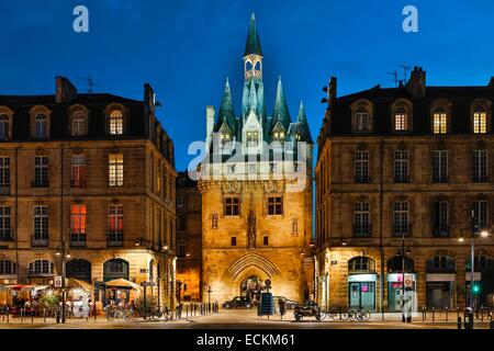 Francia, Gironde, Bordeaux, zona elencata come patrimonio mondiale dall'UNESCO, la Douane gate, Cailhau gate, la Lune Harbour, Historic Site, vista notturna di un'illuminata tour storico Foto Stock