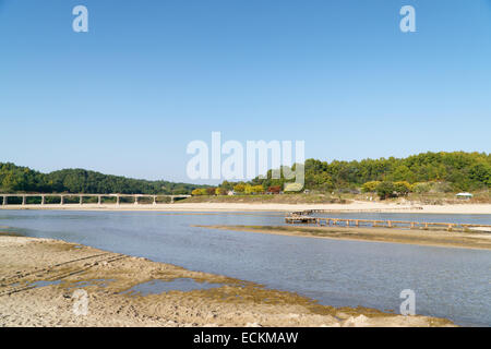 Tutta la vista del villaggio Museom, famosa attrazione, con una singola corsia ponte in legno Yeongju-si, Corea. Foto Stock