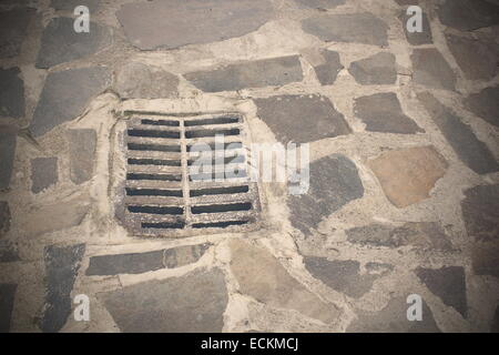 Gully sulla vecchia strada urbana strada pedonale Foto Stock