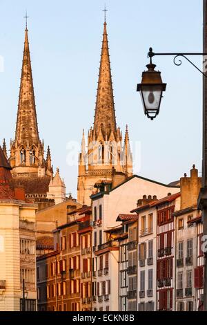 Francia, Pirenei Atlantiques, Paese Basco, Bayonne, vista di St Mary Cattedrale sui tetti della parte storica del centro cittadino Foto Stock