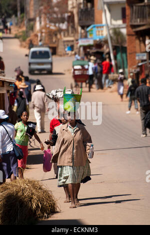 Una scena di strada in Ambositra, Madagascar. Foto Stock