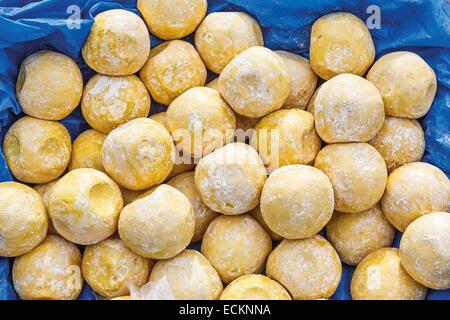 Il Burkina Faso, Bobo Dioulasso, Toussiana, Sapone casalingo sfere Shea Foto Stock